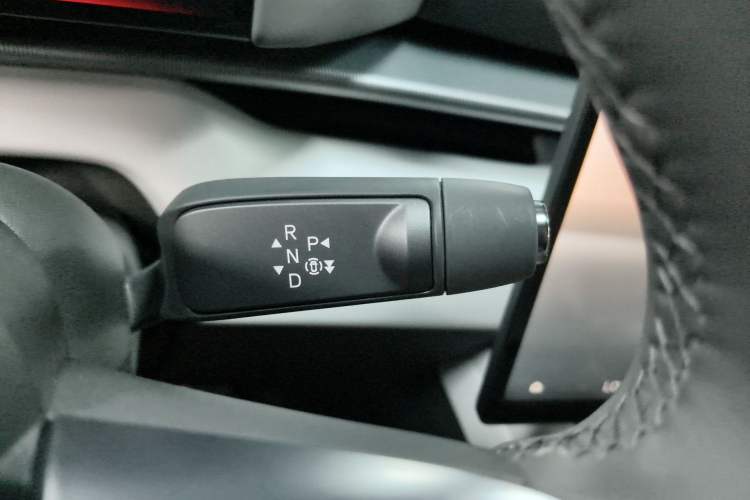 Used XPeng P7 2025 Model—750 All-Wheel-Drive High-Performance Ultra Gear Lever