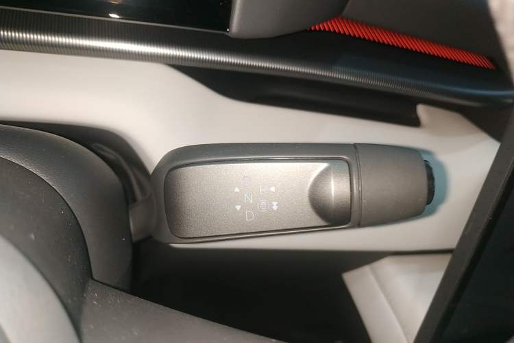 Used XPeng P7 2025 Model—750 All-Wheel-Drive High-Performance Ultra Gear Lever