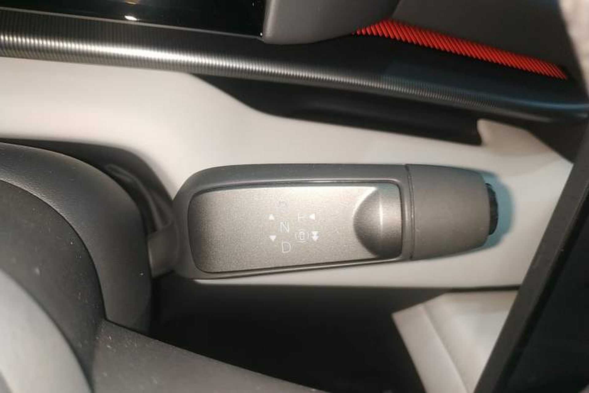 Used XPeng P7 2025 Model—750 All-Wheel-Drive High-Performance Ultra Gear Lever