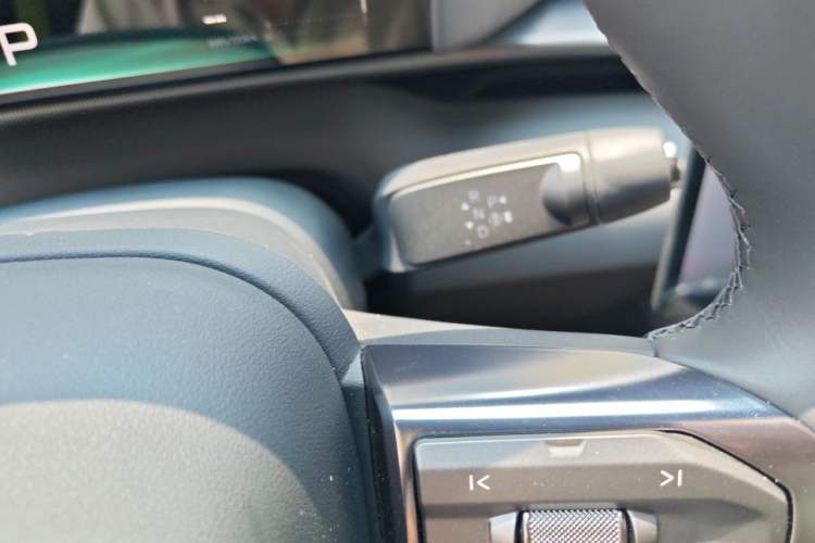 Used XPeng P7 2025 Model—702 Long Range Ultra Gear Lever