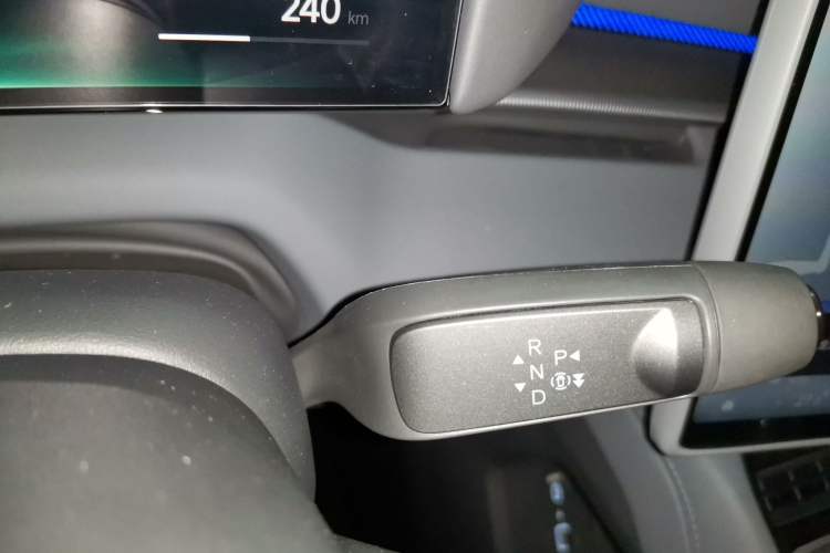 Used XPeng P7 2025 Model—750 All-Wheel-Drive High-Performance Ultra Gear Lever