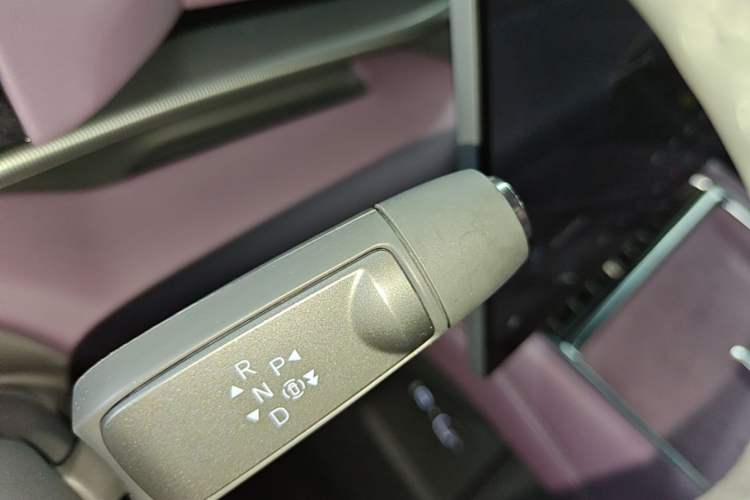 Used XPeng P7 2025 Model—750 All-Wheel-Drive High-Performance Ultra Gear Lever