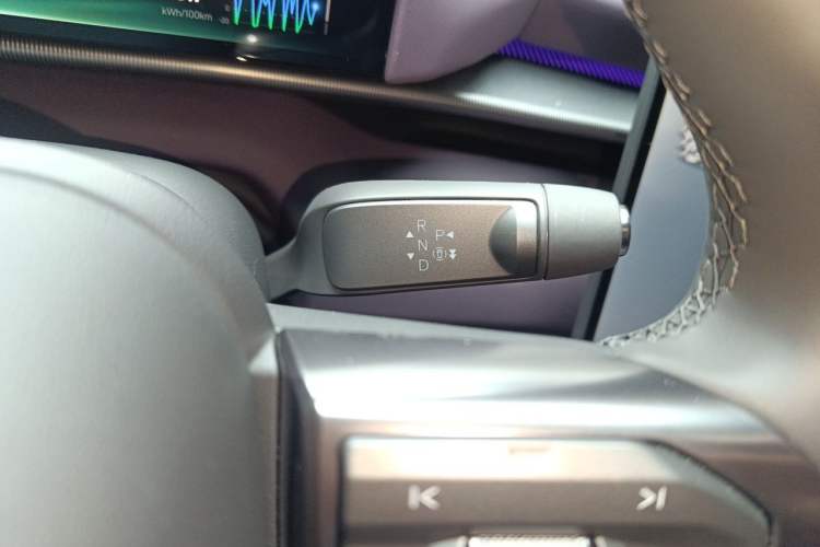 Used XPeng P7 2025 Model—750 All-Wheel-Drive High-Performance Ultra Gear Lever