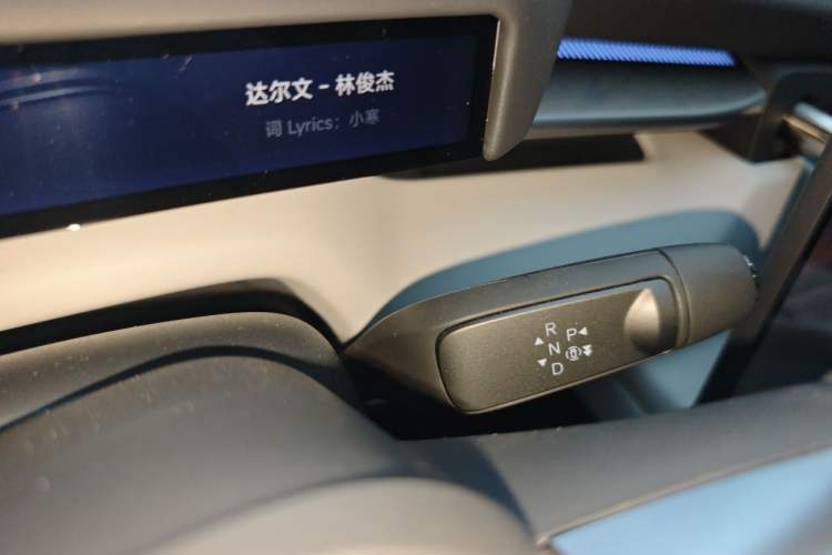 Used XPeng P7 2025 Model—702 Long Range Ultra Gear Lever