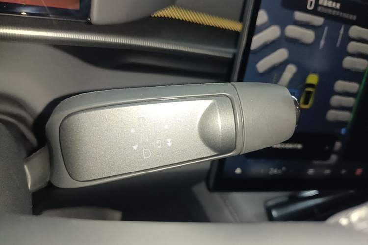 Used XPeng P7 2025 Model—702 Long Range Ultra Gear Lever