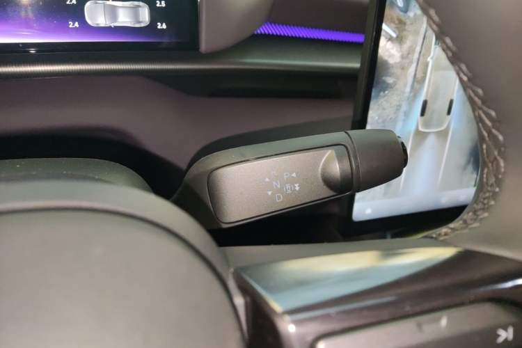 Used XPeng P7 2025 Model—702 Long Range Ultra Gear Lever
