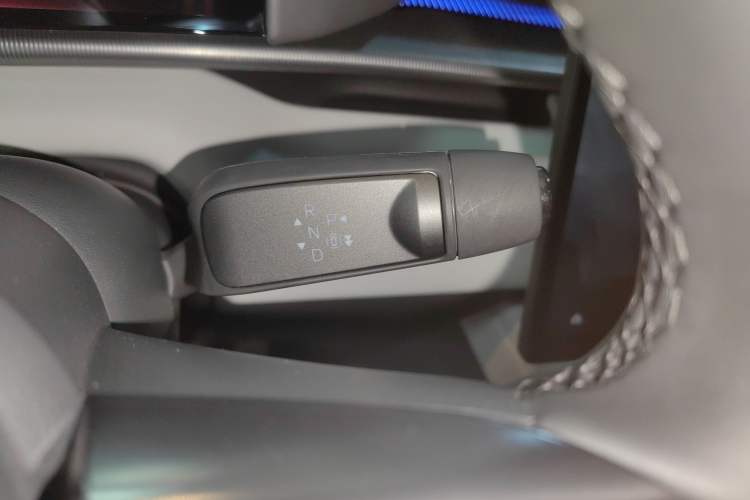 Used XPeng P7 2025 Model—750 All-Wheel-Drive High-Performance Ultra Gear Lever