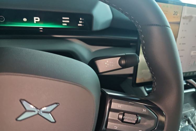 Used XPeng P7 2025 Model—750 All-Wheel-Drive High-Performance Ultra Gear Lever