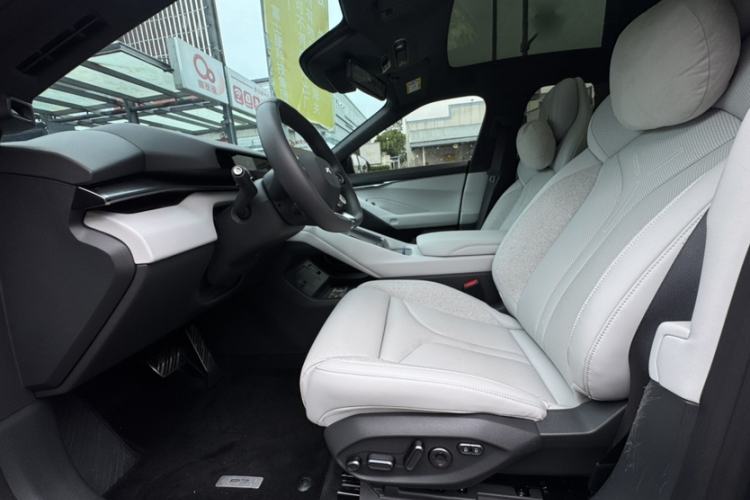 Used XPeng P7 2025 Model—750 All-Wheel-Drive High-Performance Ultra Interior 2