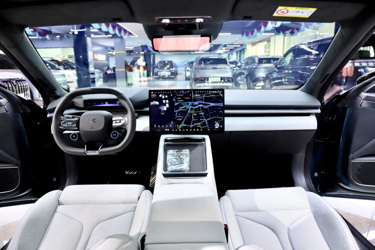 Used XPeng P7 2025 Model—750 All-Wheel-Drive High-Performance Ultra Interior 6
