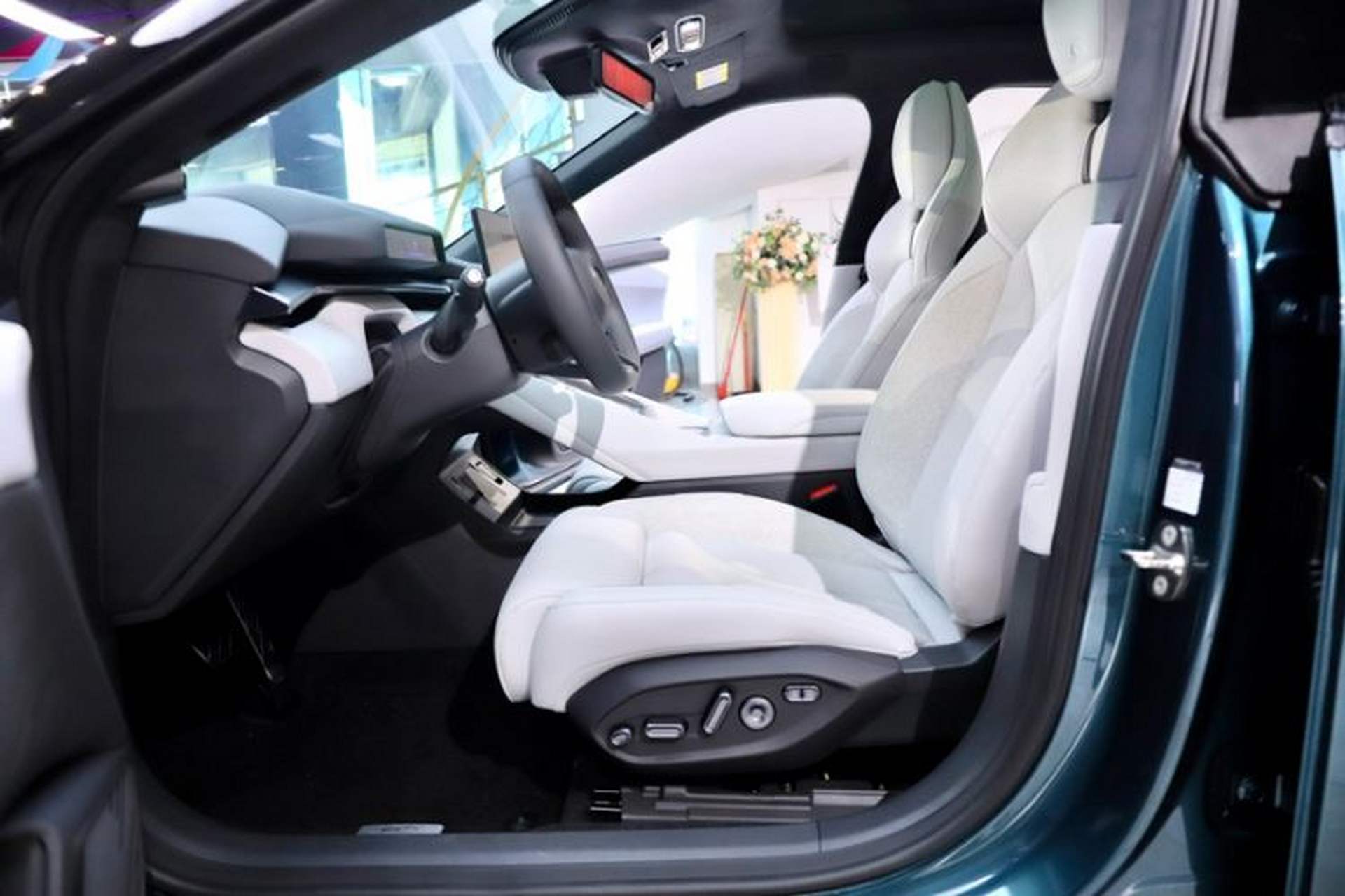 Used XPeng P7 2025 Model—750 All-Wheel-Drive High-Performance Ultra Interior 7