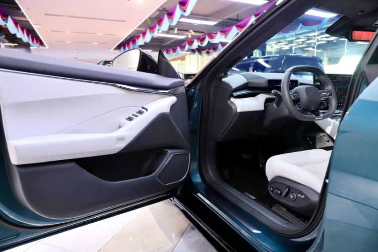 Used XPeng P7 2025 Model—750 All-Wheel-Drive High-Performance Ultra Interior 8