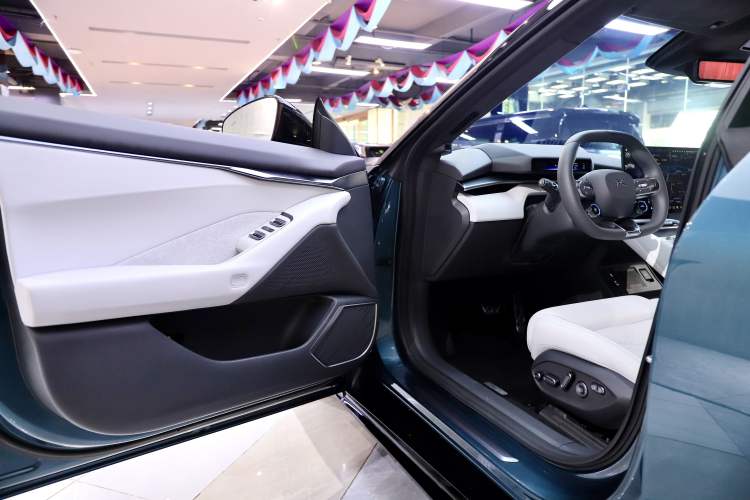 Used XPeng P7 2025 Model—750 All-Wheel-Drive High-Performance Ultra Interior 9