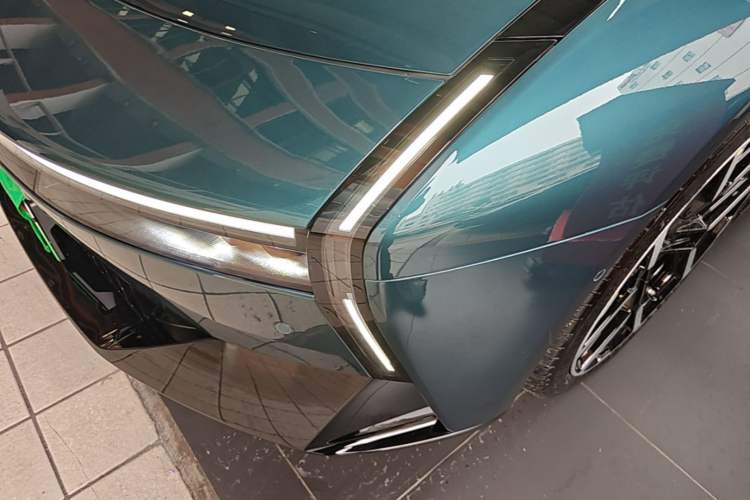 Used XPeng P7 2025 Model—750 All-Wheel-Drive High-Performance Ultra Left Front Headlight