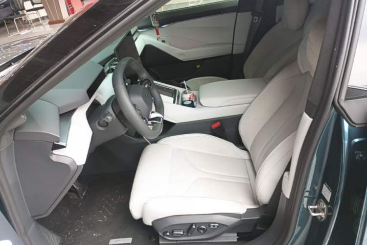 Used XPeng P7 2025 Model—750 All-Wheel-Drive High-Performance Ultra Left Front Seat
