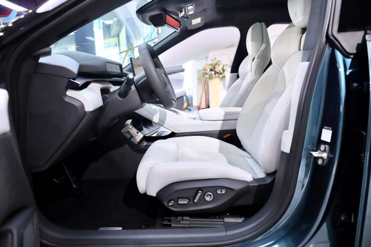 Used XPeng P7 2025 Model—750 All-Wheel-Drive High-Performance Ultra Left Front Seat