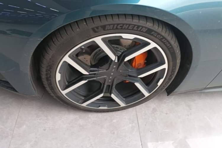 Used XPeng P7 2025 Model—750 All-Wheel-Drive High-Performance Ultra Left Front Wheel Hub
