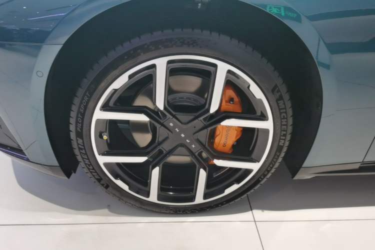 Used XPeng P7 2025 Model—820 Ultra Long Range Ultra Left Front Wheel Hub