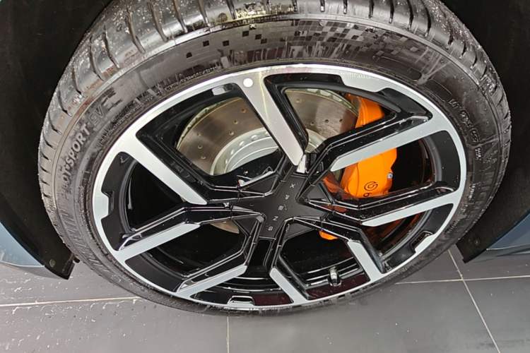 Used XPeng P7 2025 Model—750 All-Wheel-Drive High-Performance Ultra Left Front Wheel Hub