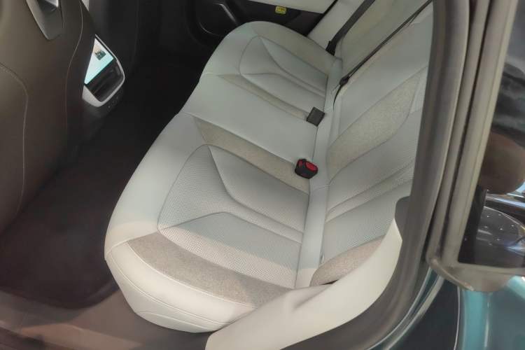 Used XPeng P7 2025 Model—750 All-Wheel-Drive High-Performance Ultra Left Rear Seat