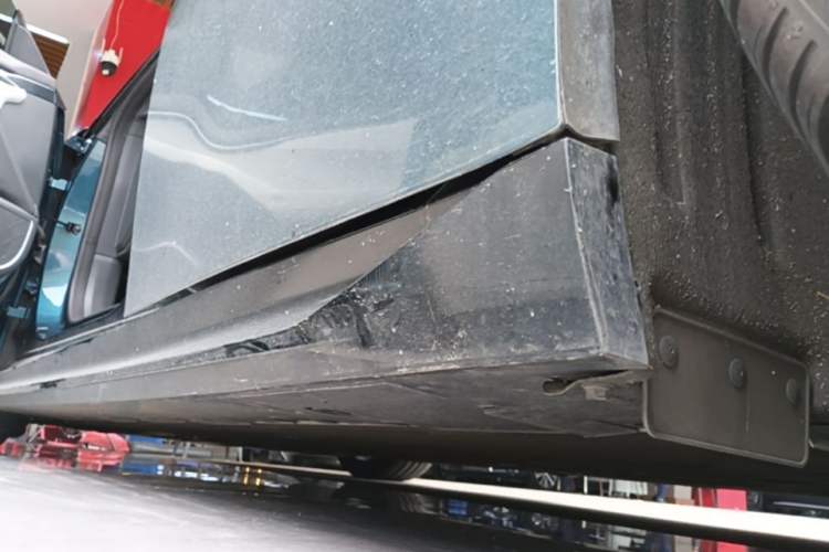 Used XPeng P7 2025 Model—750 All-Wheel-Drive High-Performance Ultra Left Side Sill