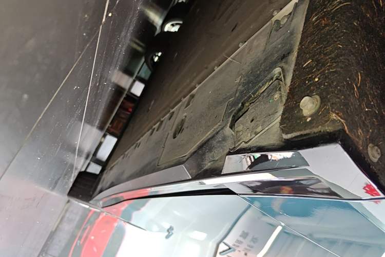 Used XPeng P7 2025 Model—750 All-Wheel-Drive High-Performance Ultra Left Side Sill