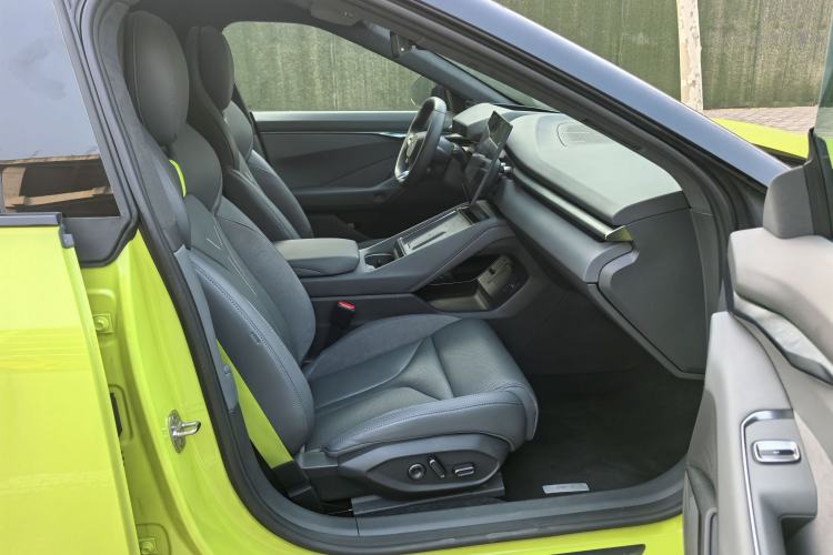 Used XPeng P7 2025 Model—750 All-Wheel-Drive High-Performance Ultra Right Front Seat