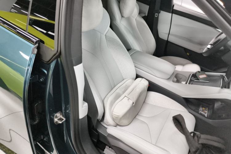 Used XPeng P7 2025 Model—750 All-Wheel-Drive High-Performance Ultra Right Front Seat