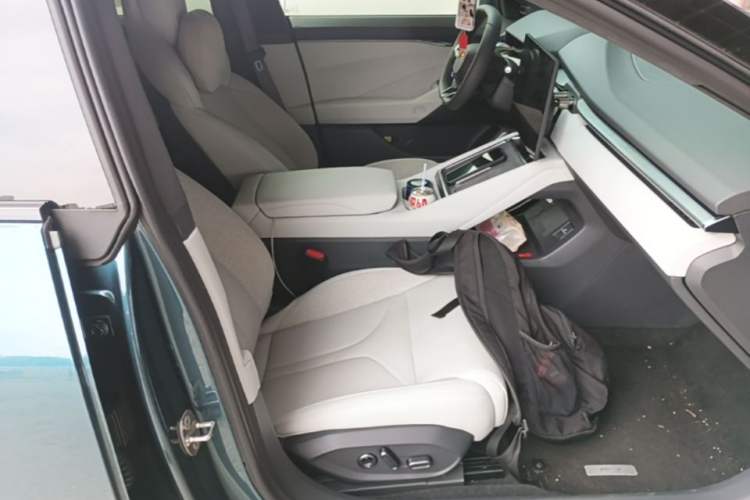 Used XPeng P7 2025 Model—750 All-Wheel-Drive High-Performance Ultra Right Front Seat