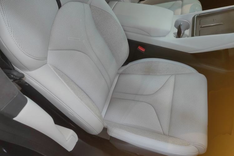 Used XPeng P7 2025 Model—750 All-Wheel-Drive High-Performance Ultra Right Front Seat