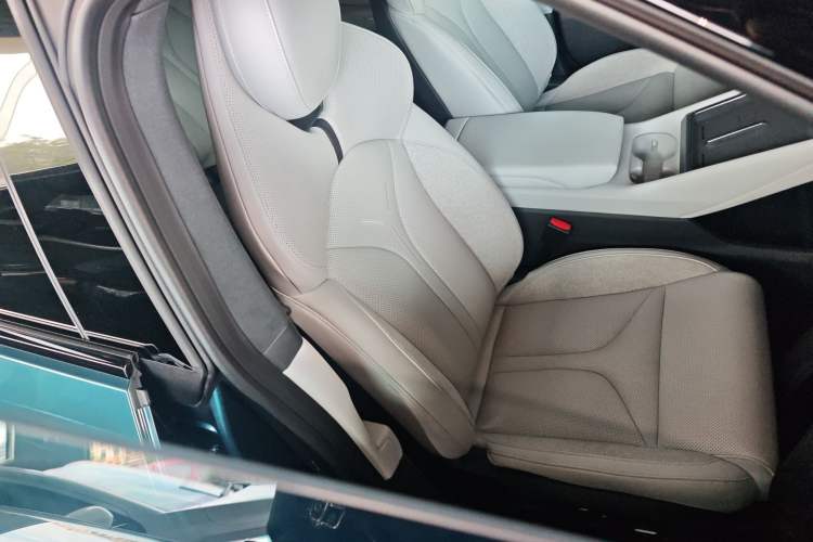 Used XPeng P7 2025 Model—750 All-Wheel-Drive High-Performance Ultra Right Front Seat