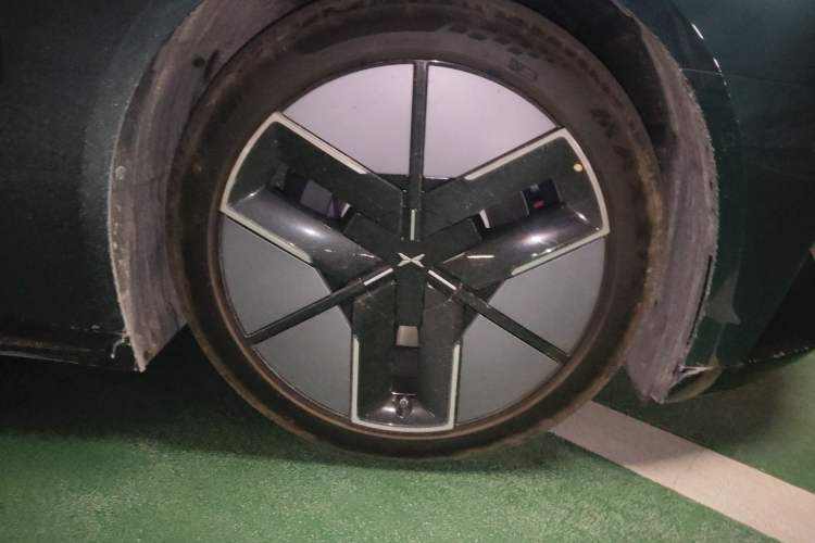 Used XPeng P7 2025 Model—702 Long Range Ultra Right Front Wheel Hub