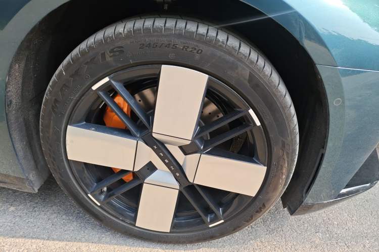 Used XPeng P7 2025 Model—750 All-Wheel-Drive High-Performance Ultra Right Front Wheel Hub
