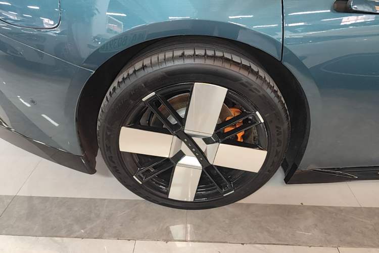 Used XPeng P7 2025 Model—702 Long Range Ultra Right Rear Wheel Hub