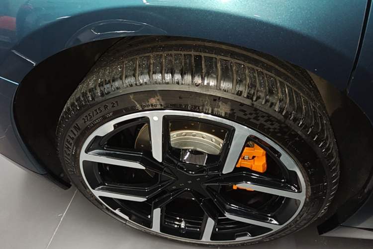 Used XPeng P7 2025 Model—750 All-Wheel-Drive High-Performance Ultra Right Rear Wheel Hub
