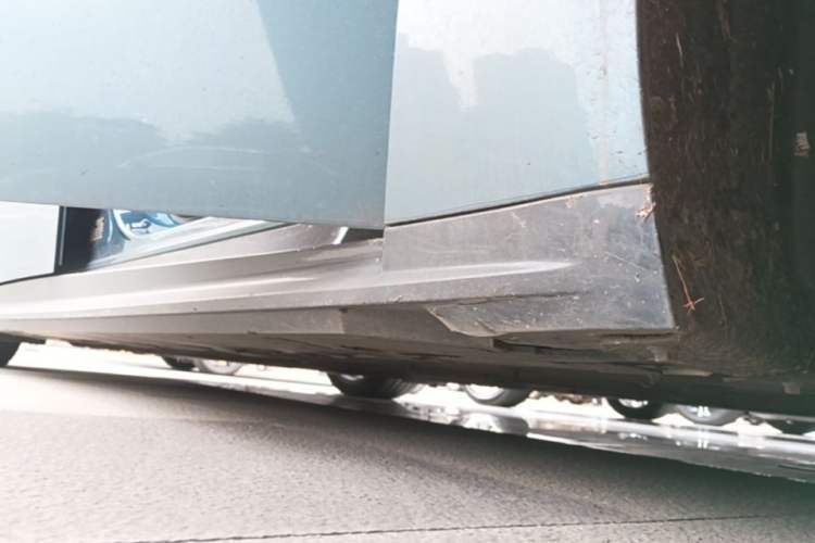 Used XPeng P7 2025 Model—750 All-Wheel-Drive High-Performance Ultra Right Side Sill