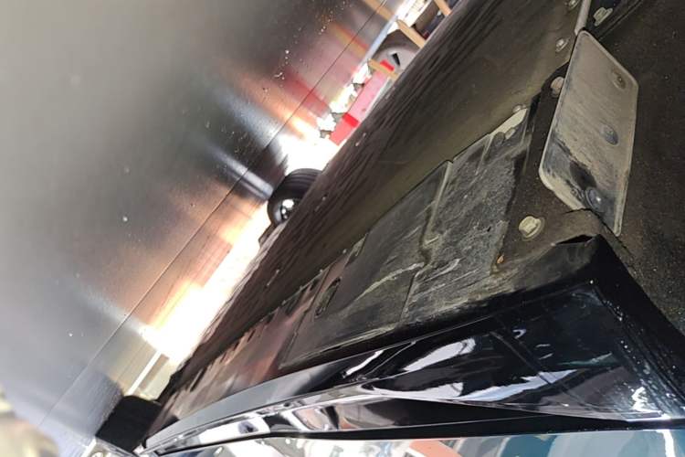 Used XPeng P7 2025 Model—750 All-Wheel-Drive High-Performance Ultra Right Side Sill