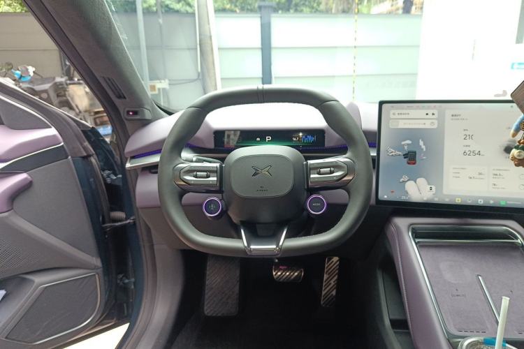 Used XPeng P7 2025 Model—750 All-Wheel-Drive High-Performance Ultra Steering Wheel