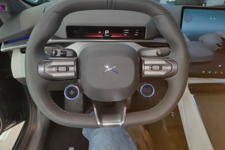 Used XPeng P7 2025 Model—750 All-Wheel-Drive High-Performance Ultra Steering Wheel