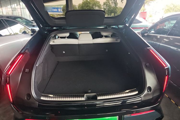 Used XPeng P7 2025 Model—750 All-Wheel-Drive High-Performance Ultra Trunk