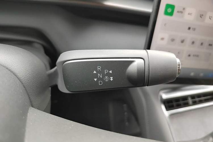 Used XPeng P7 2025 Model—750 All-Wheel-Drive High-Performance Ultra Gear Lever