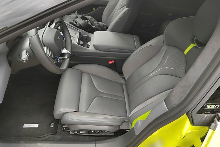 Used XPeng P7 2025 Model—750 All-Wheel-Drive High-Performance Ultra Left Front Seat