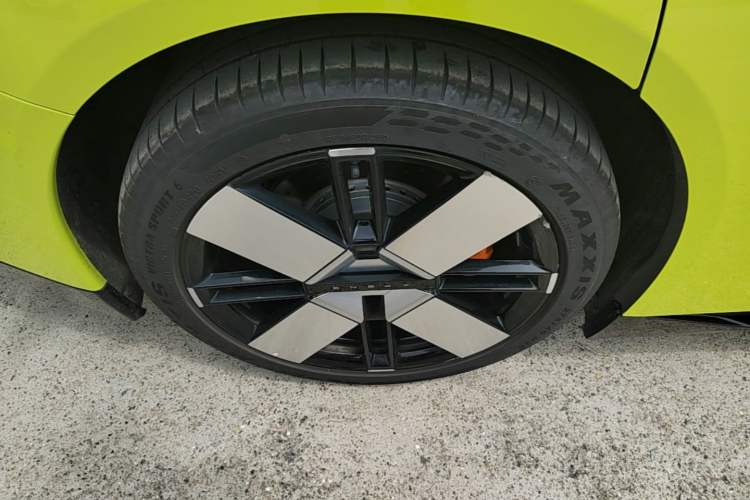 Used XPeng P7 2025 Model—750 All-Wheel-Drive High-Performance Ultra Right Front Wheel Hub