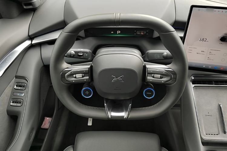 Used XPeng P7 2025 Model—750 All-Wheel-Drive High-Performance Ultra Steering Wheel