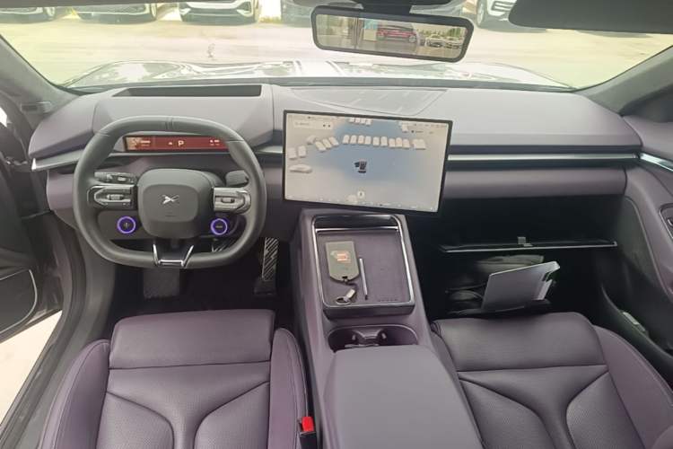 Used XPeng P7 2025 Model—750 All-Wheel-Drive High-Performance Ultra Center Console