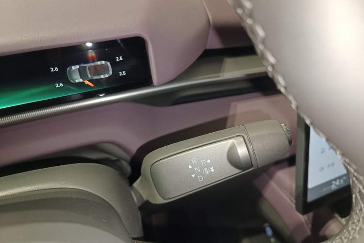 Used XPeng P7 2025 Model—750 All-Wheel-Drive High-Performance Ultra Gear Lever