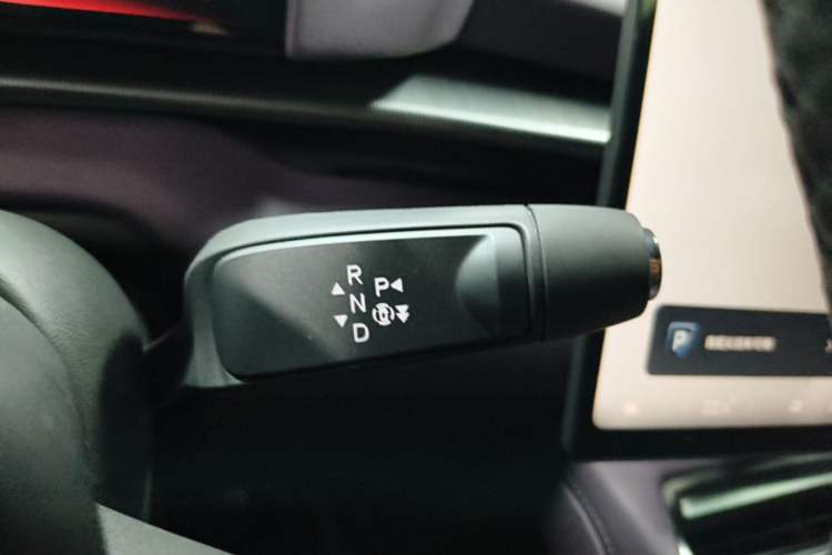Used XPeng P7 2025 Model—750 All-Wheel-Drive High-Performance Ultra Gear Lever