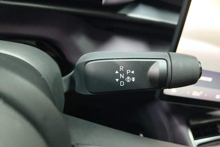 Used XPeng P7 2025 Model—702 Long Range Ultra Gear Lever