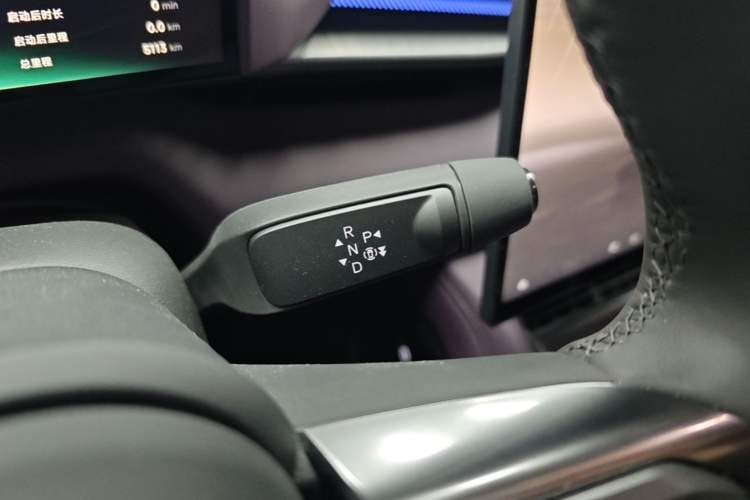 Used XPeng P7 2025 Model—702 Long Range Ultra Gear Lever