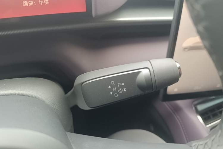 Used XPeng P7 2025 Model—750 All-Wheel-Drive High-Performance Ultra Gear Lever